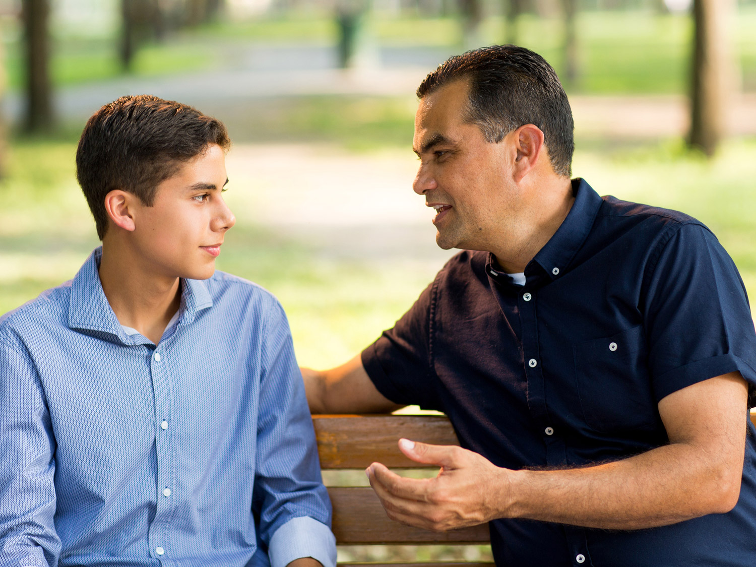 Hình ảnh một người cha đang nói chuyện với một đứa trẻ đang lắng nghe
