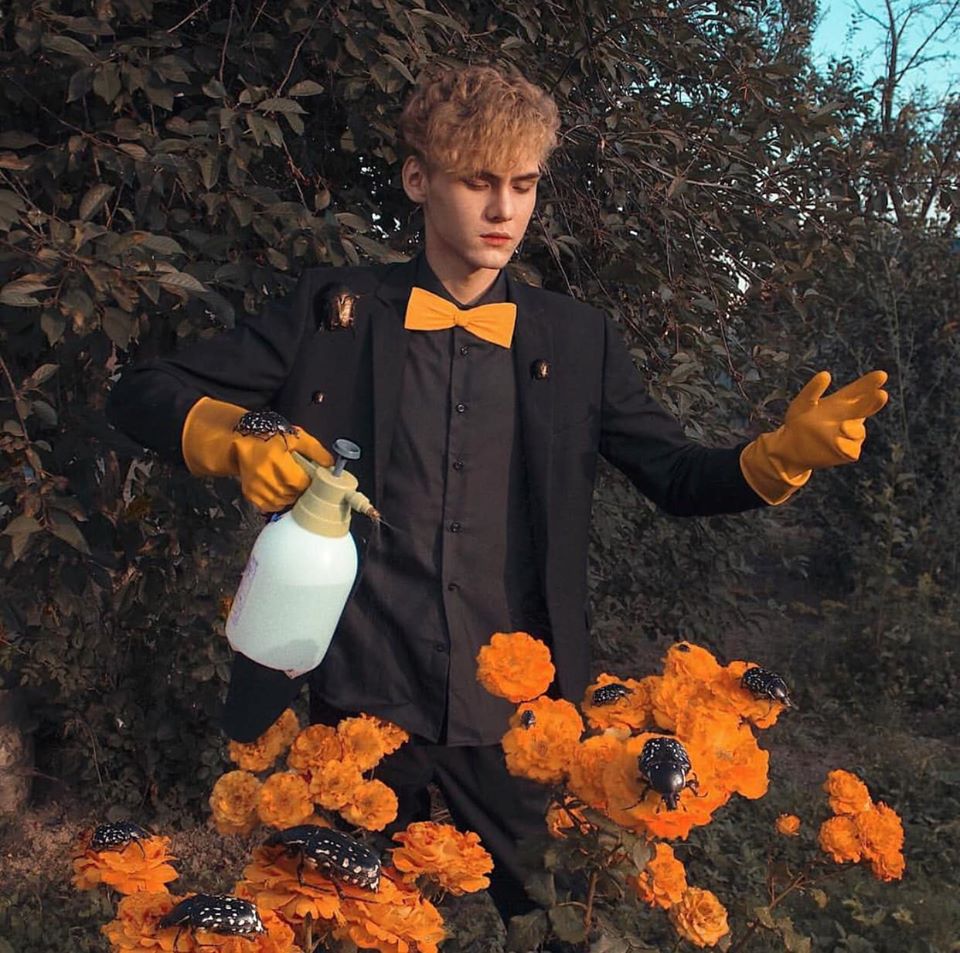 Hình ảnh chàng trai người Nga cực đẹp trai khi làm vườn
