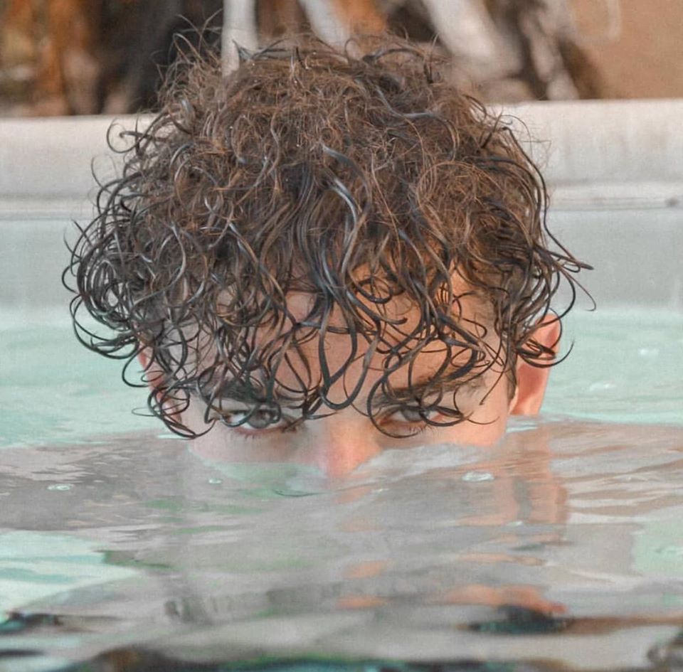 Hình ảnh chàng trai tóc xoăn dưới nước cực đẹp trai