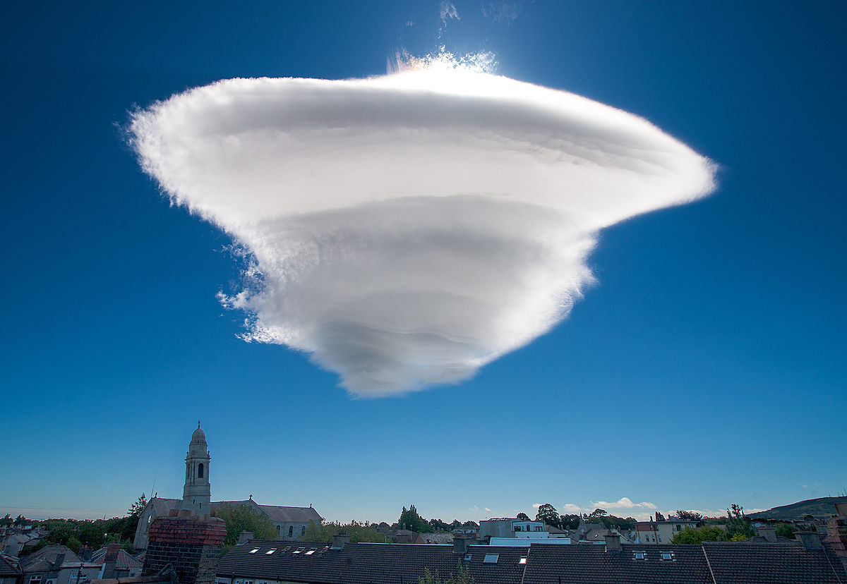 Hình hình họa mây dạng thấu kính rất rất lạ