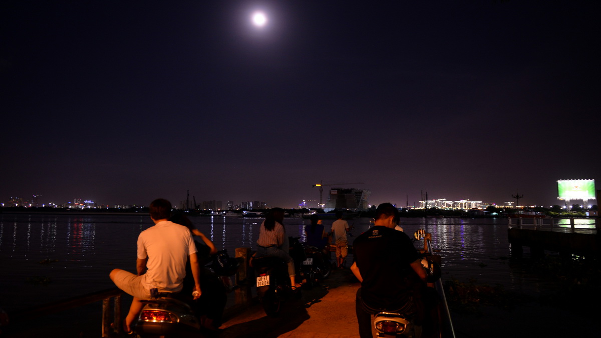 Hình ảnh mọi người cùng ngắm siêu trăng ở cạnh bến tàu