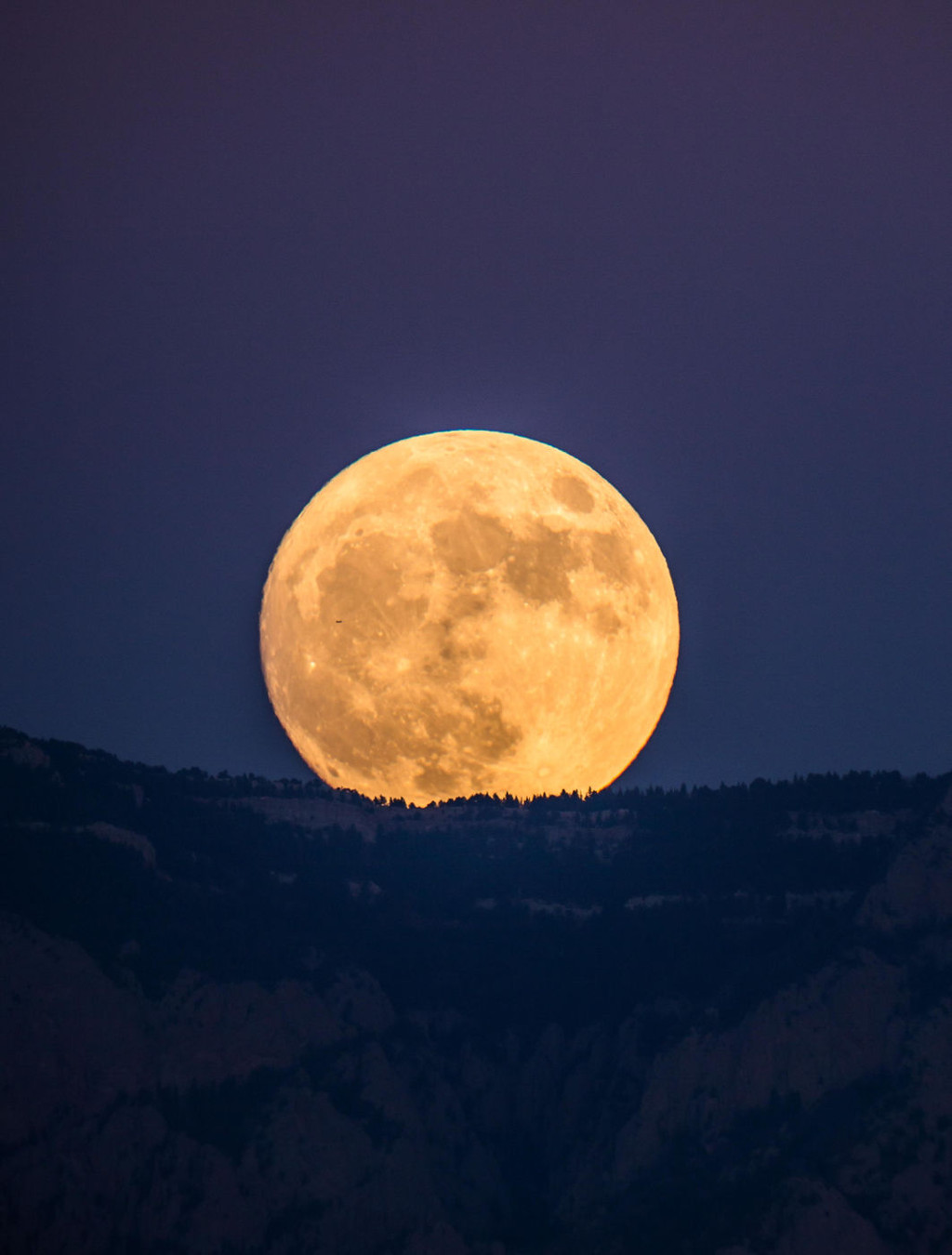 Hình ảnh siêu trăng cực đẹp ngoài đồng núi