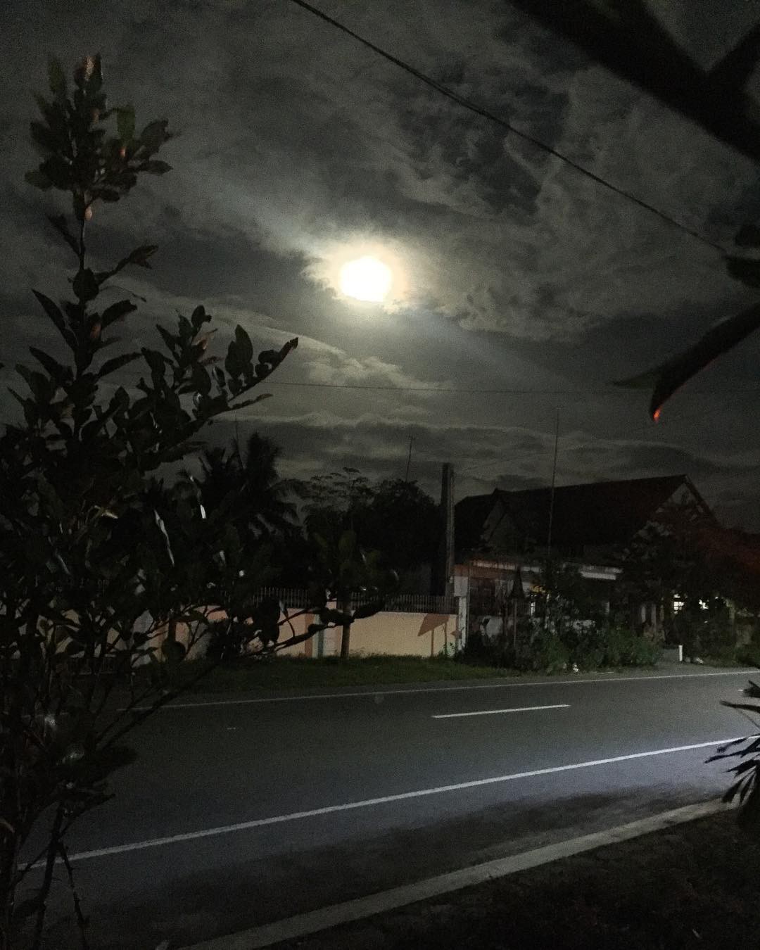 Hình ảnh siêu trăng cực đẹp ở khu ngoại ô