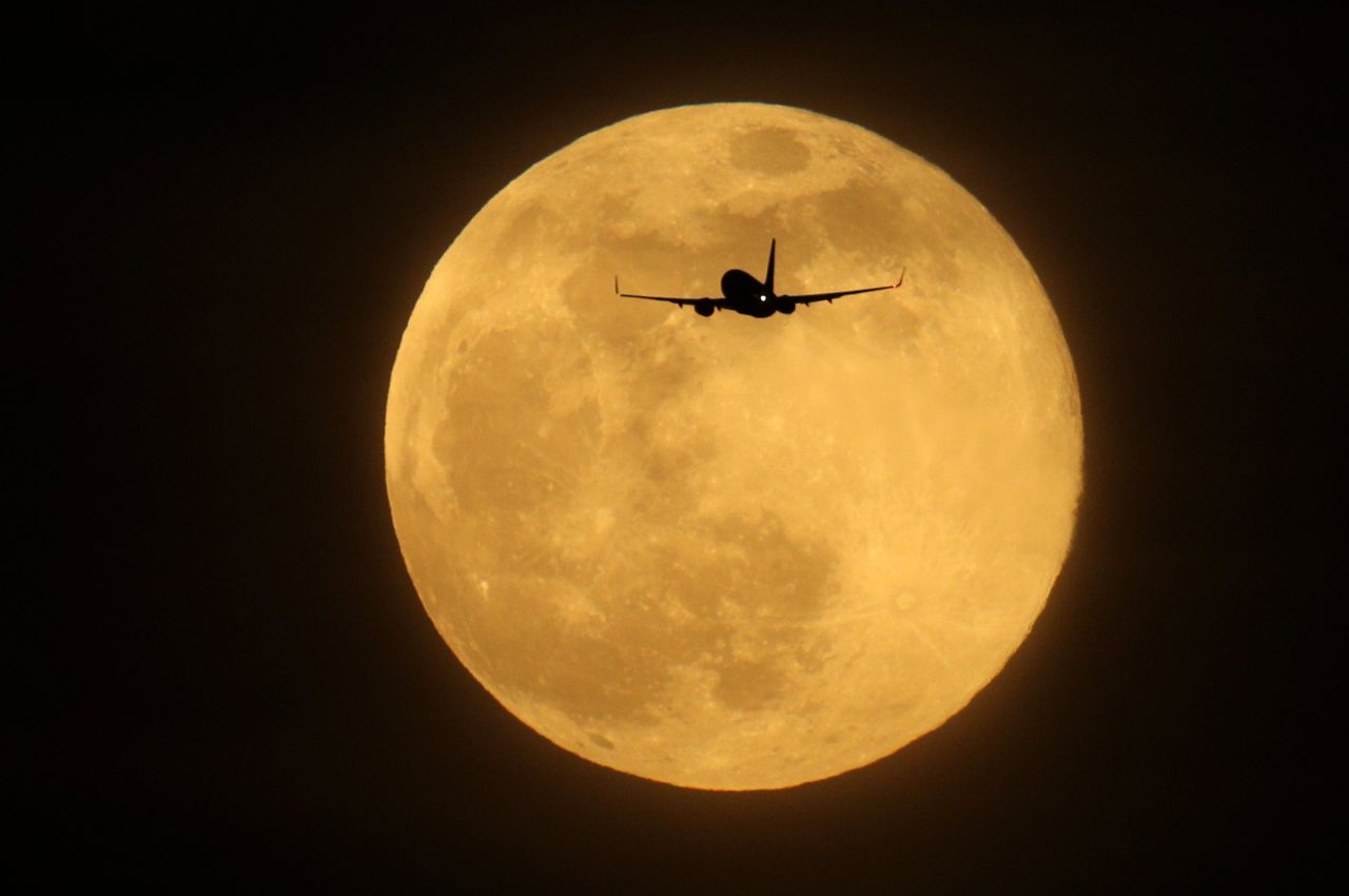 Hình ảnh siêu trăng cực lớn với máy bay rất đẹp
