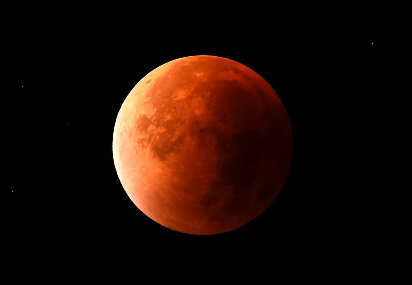 Hình ảnh siêu trăng đỏ máu to khổng lồ