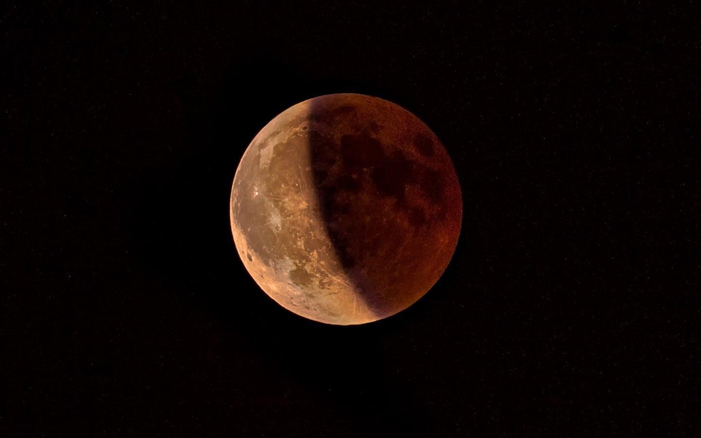 Hình ảnh siêu trăng gần sát cực đẹp màu đỏ