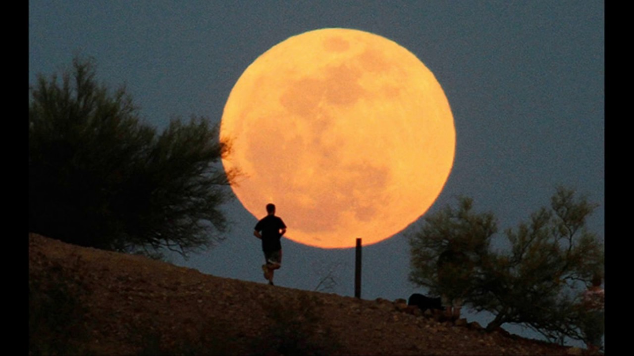 Hình ảnh siêu trăng rất đẹp ở đồng hoang