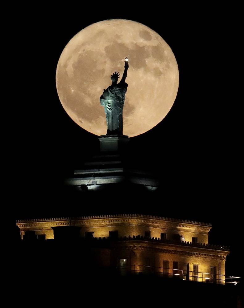Hình ảnh siêu trăng to lớn và tượng nữ thần tự do