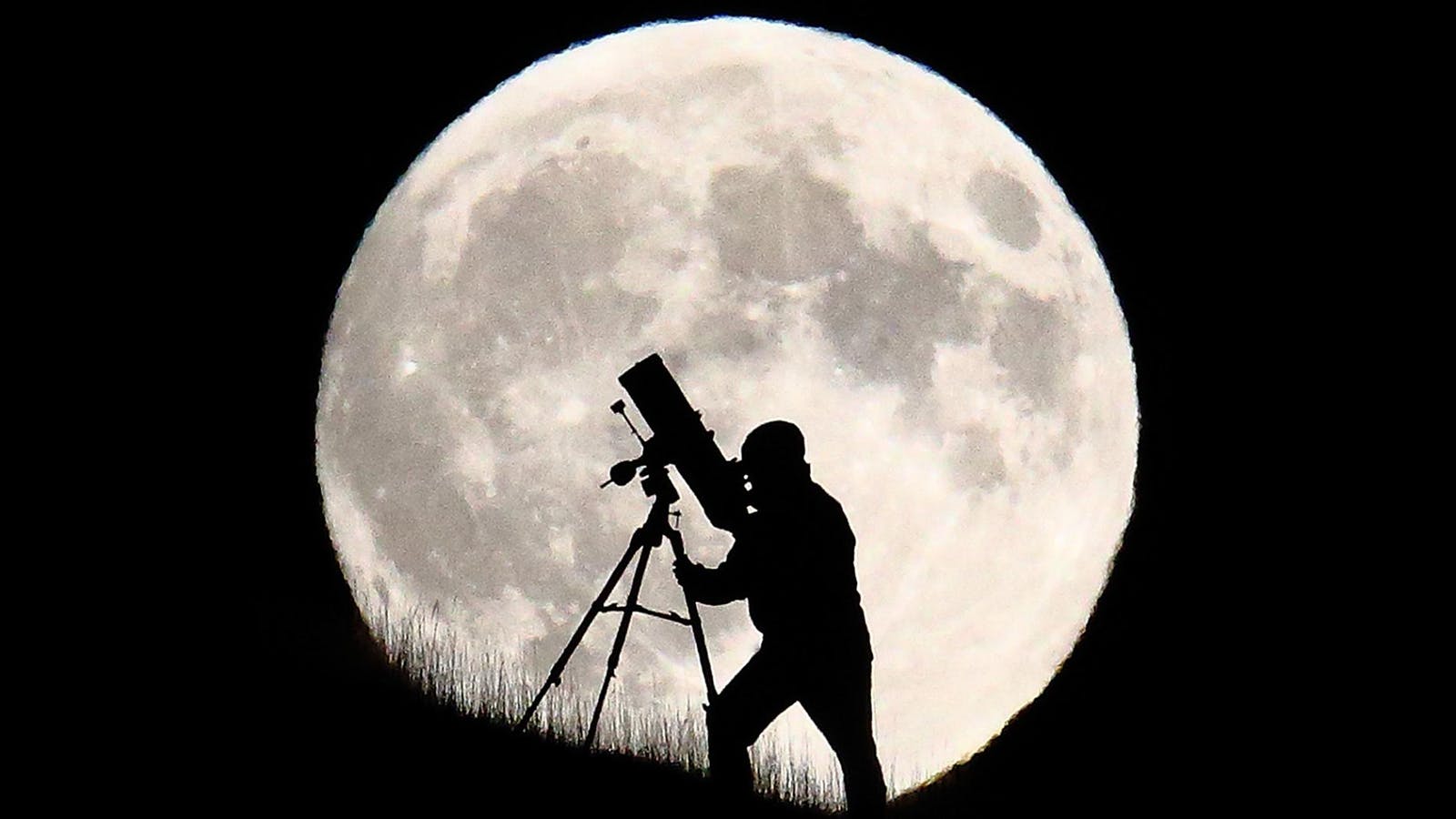 Hình ảnh siêu trăng và người cầm lăng kính