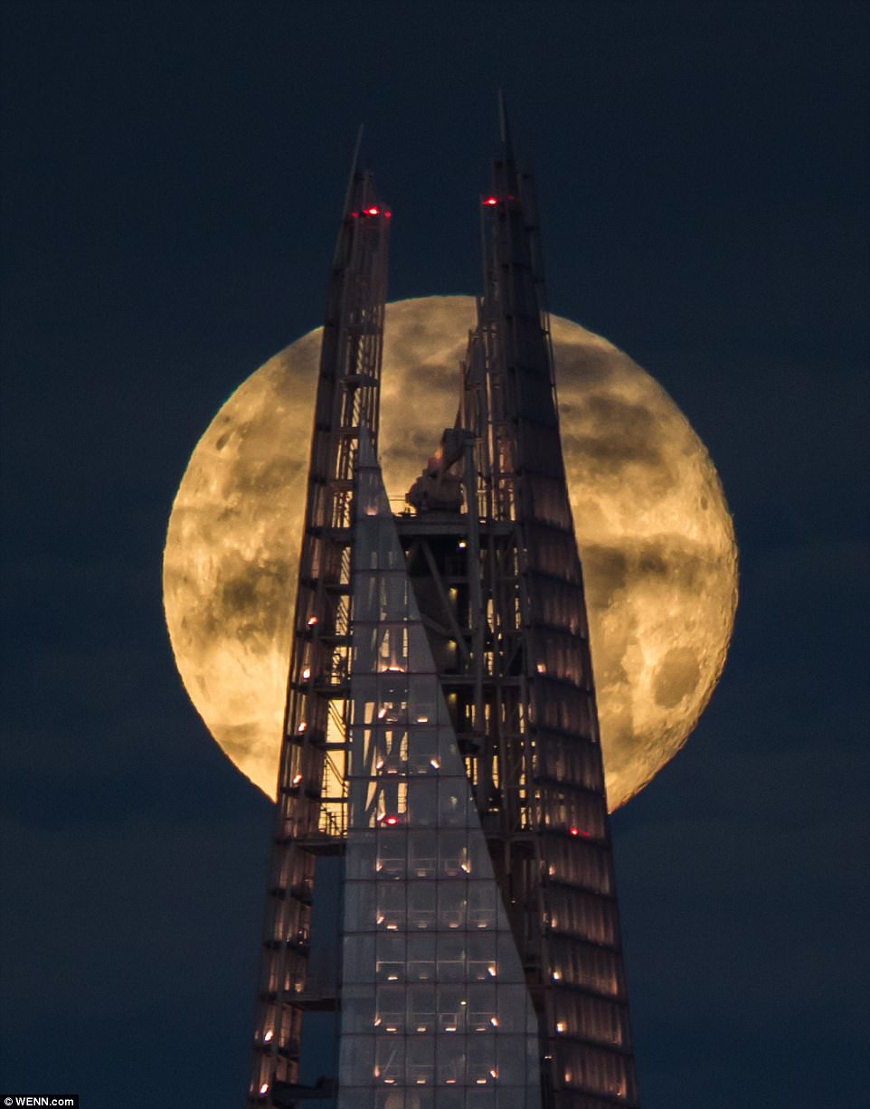 Hình ảnh siêu trăng và tòa nhà cao chọc trời
