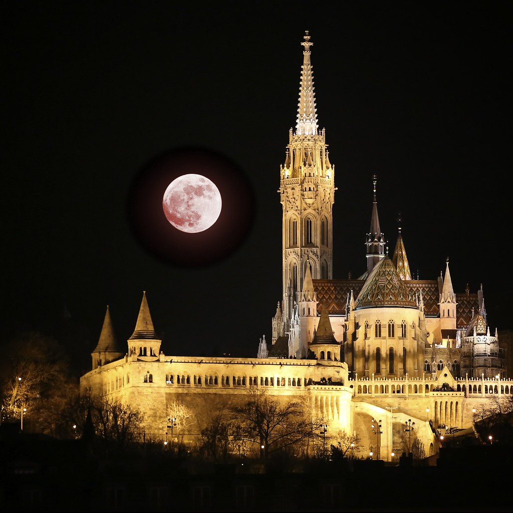 Siêu trăng to lớn cực đẹp trên lâu đài