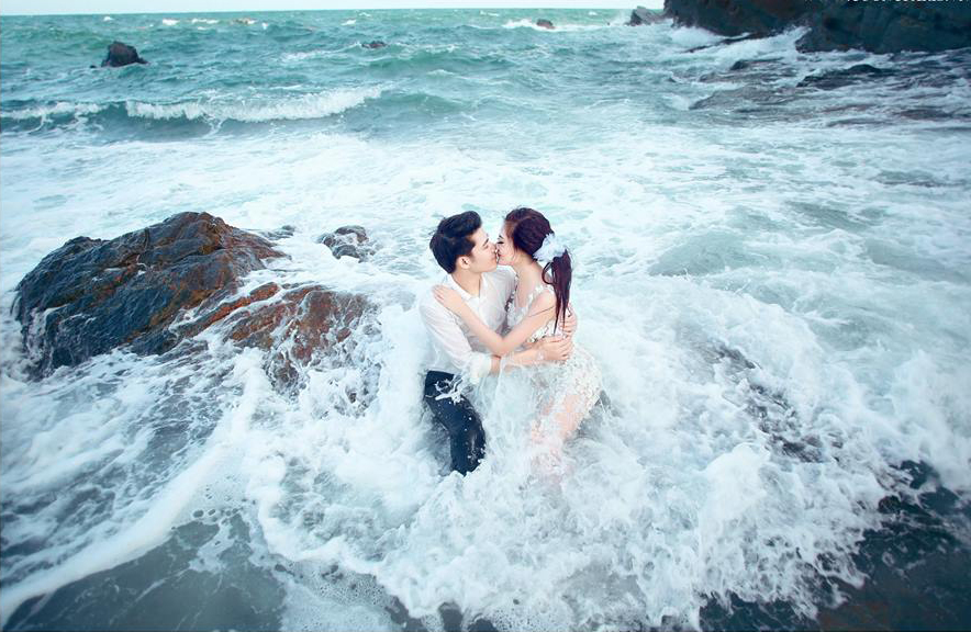 Ảnh hôn nhau bên bãi biển