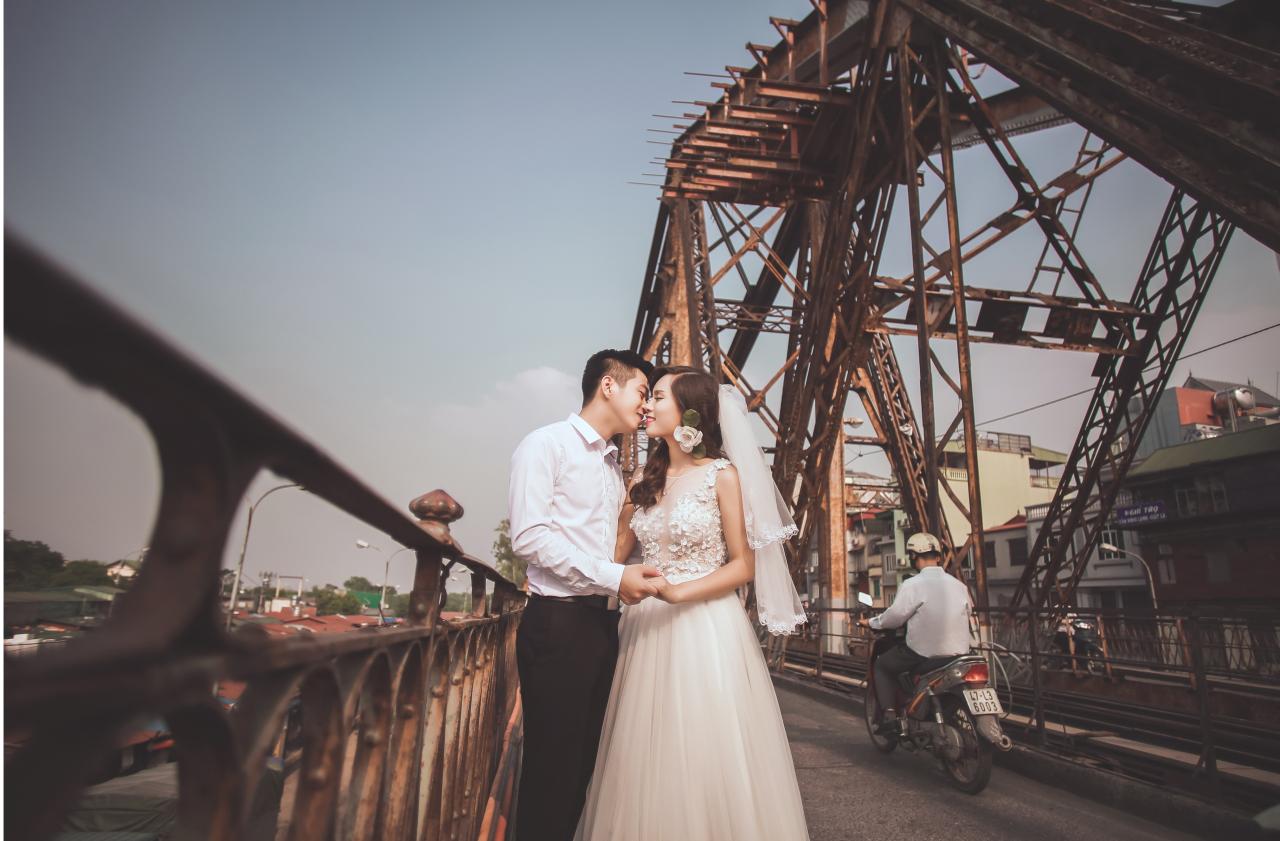 Hình ảnh nụ hôn trên cầu Long Biên