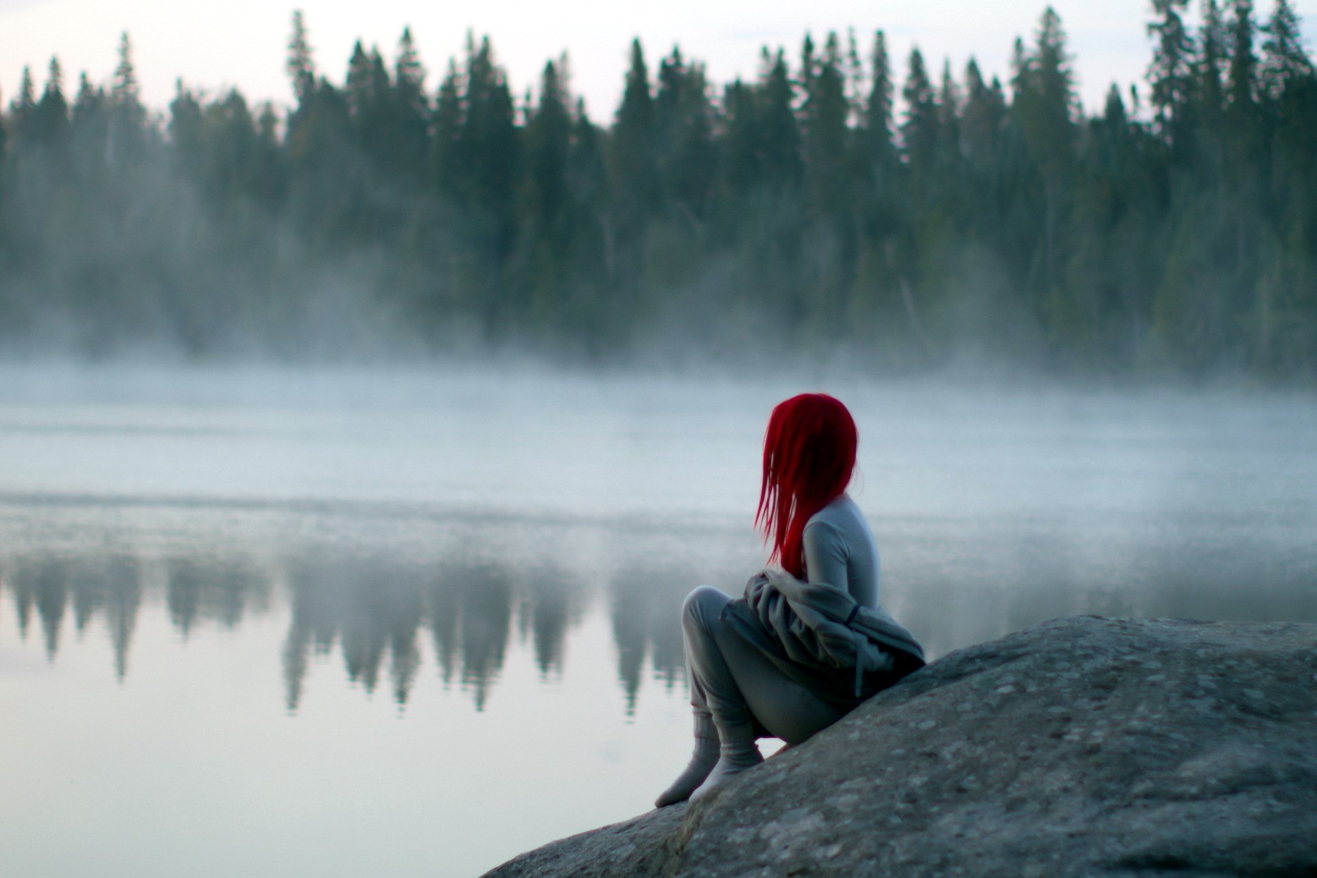 Hình nền ngồi cạnh bờ hồ với tâm trạng buồn bã