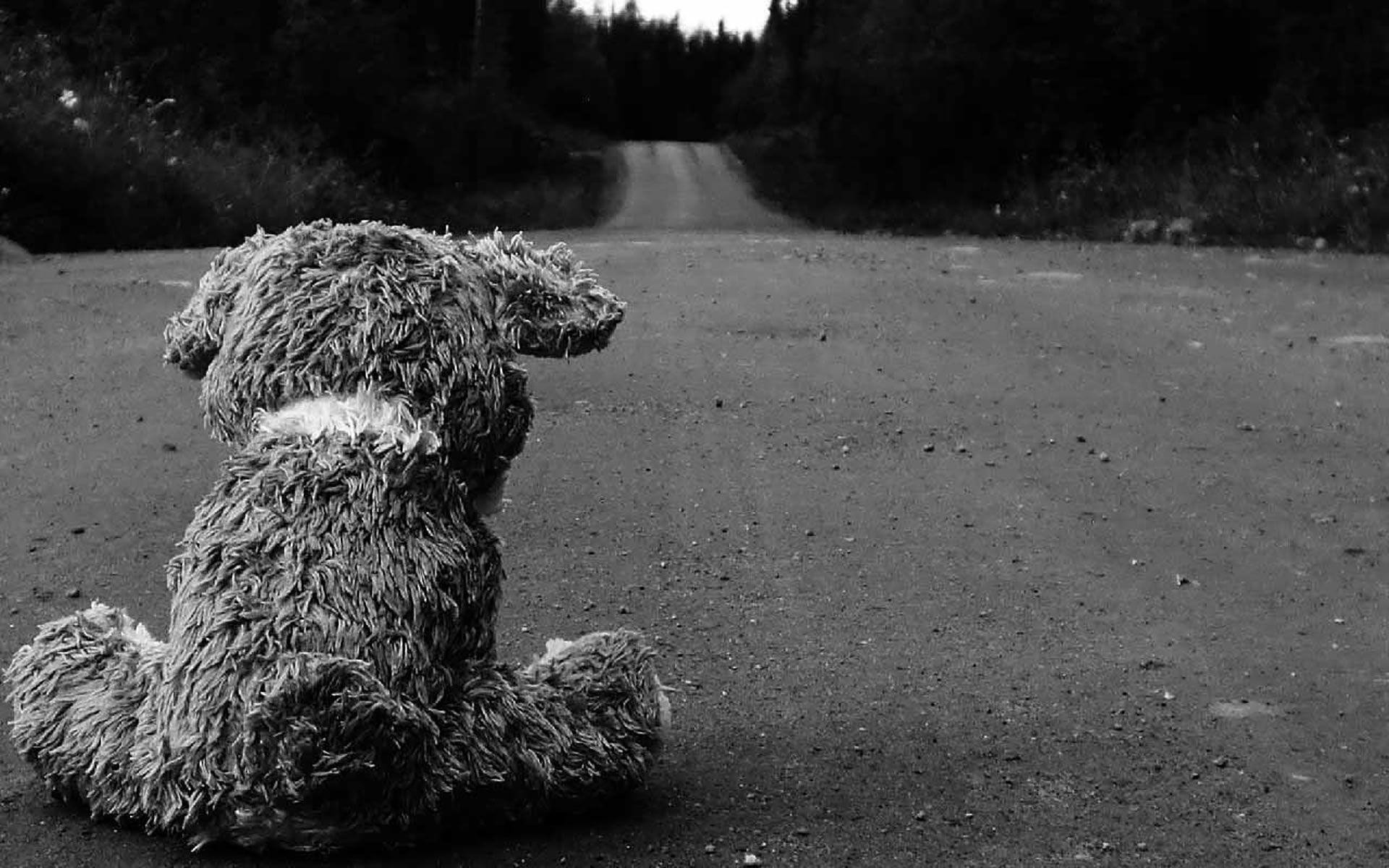 Hình nền tâm trạng chú gấu bông ngồi buồn