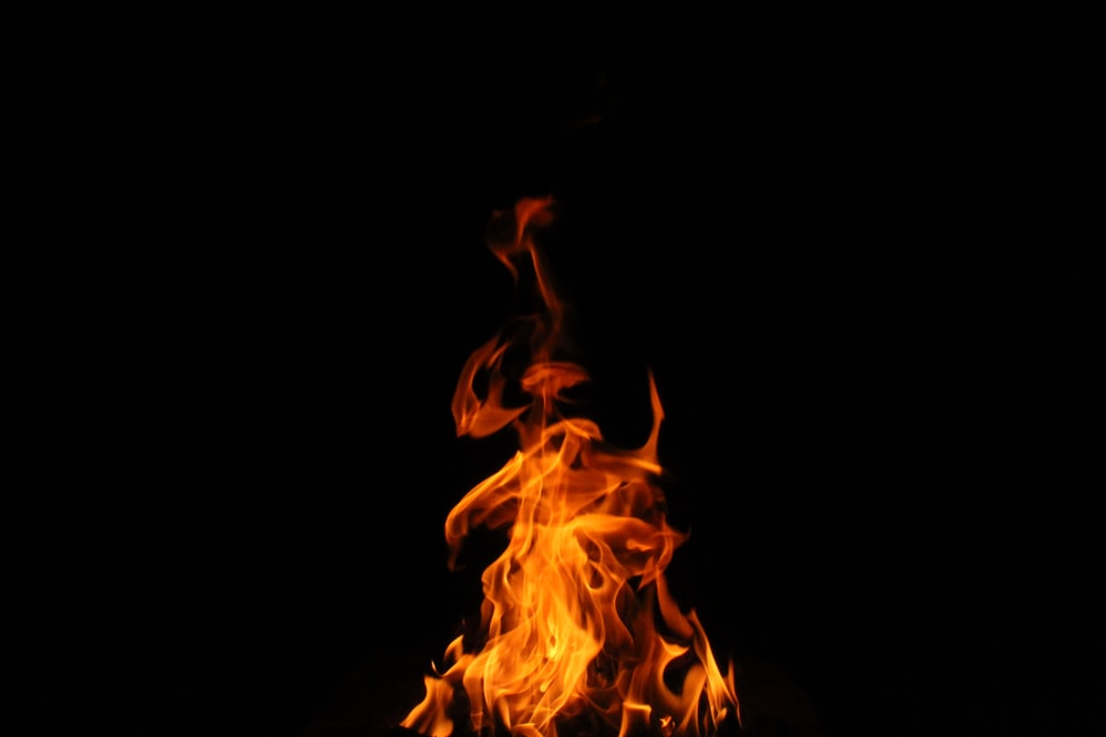 Hình ảnh ngọn lửa trong bóng đêm