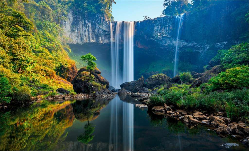 Một bức tranh tuyệt đẹp của một thác nước tự nhiên