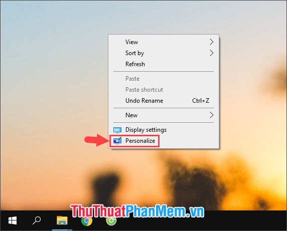 Bạn click chuột phải vào desktop và chọn Personalize