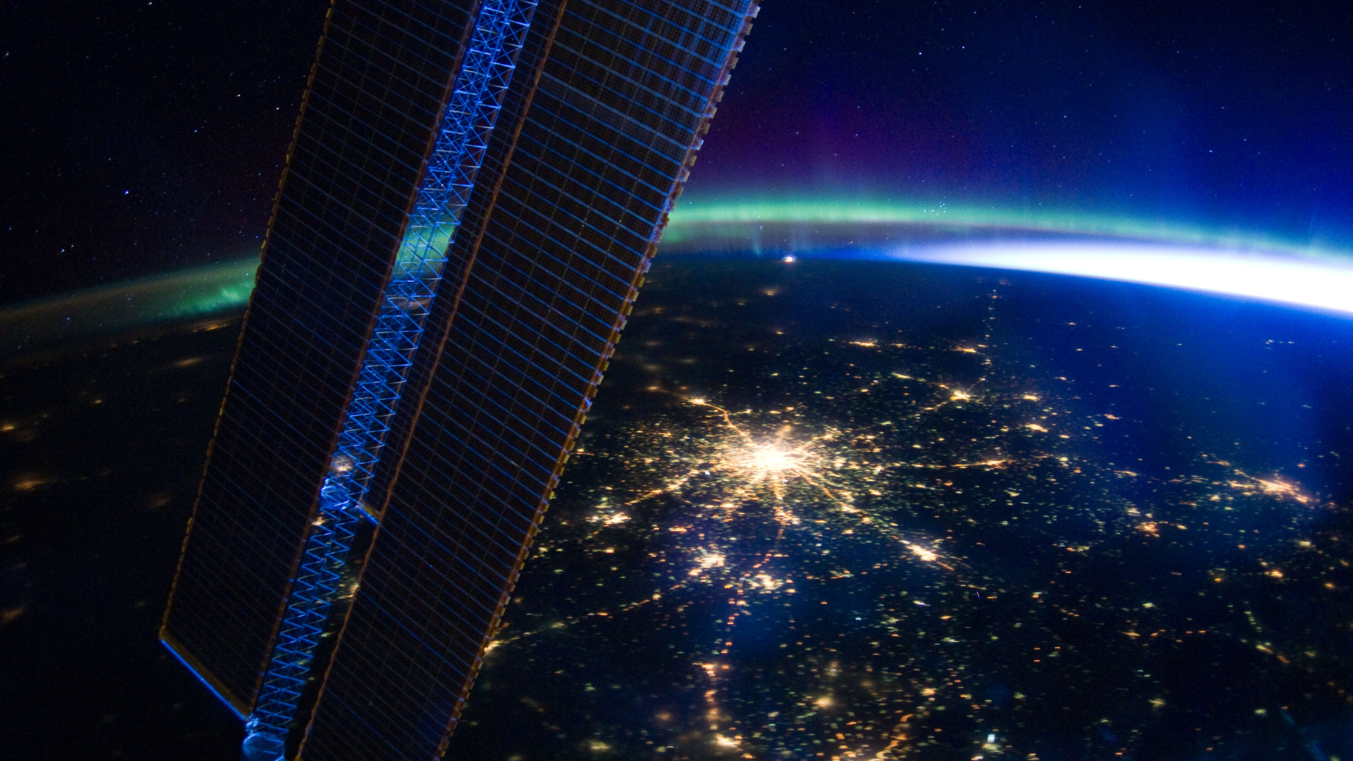 Hình ảnh Trái Đất buổi đêm nhìn từ trạm không gian