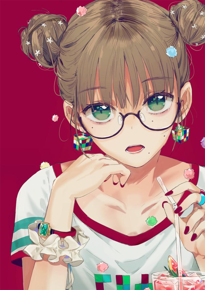 Anime girl đeo kính cá tính