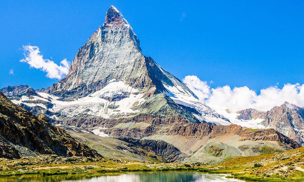 Hình ảnh của một ngọn núi tam giác