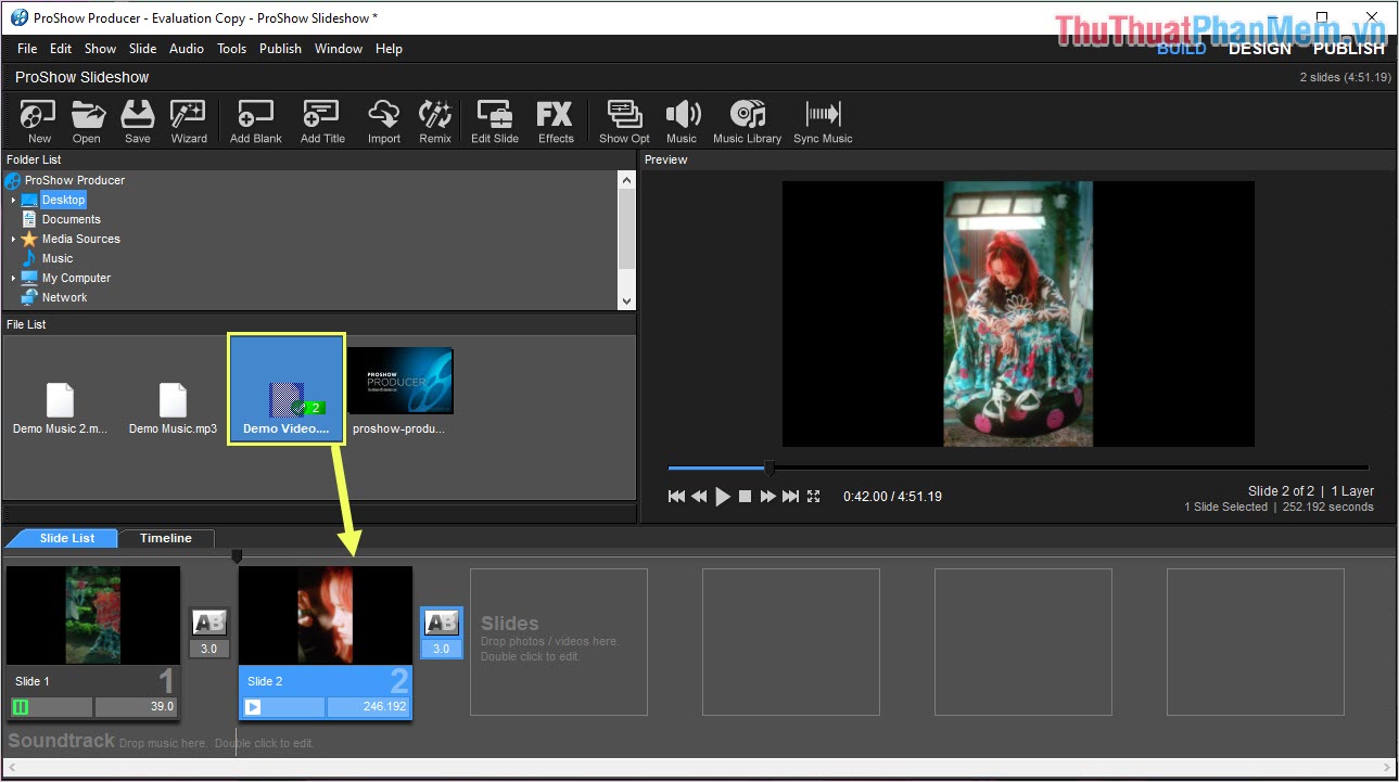 Kéo file Video cần ghép vào trong Slide 2