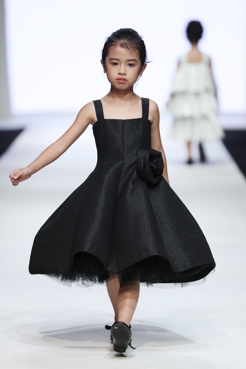 Hình ảnh đứa bé em gái mặc váy đen và giày đen