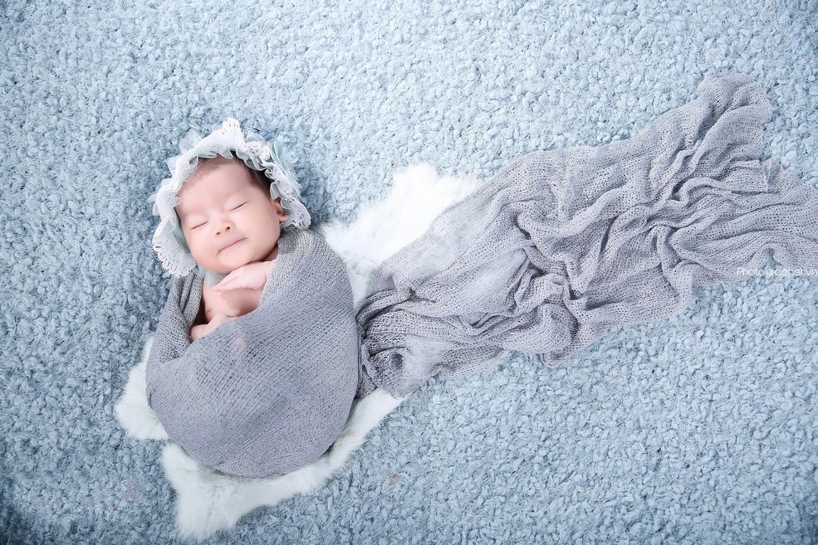 Hình ảnh đứa bé sơ sinh được bọc trong khăn rất xinh