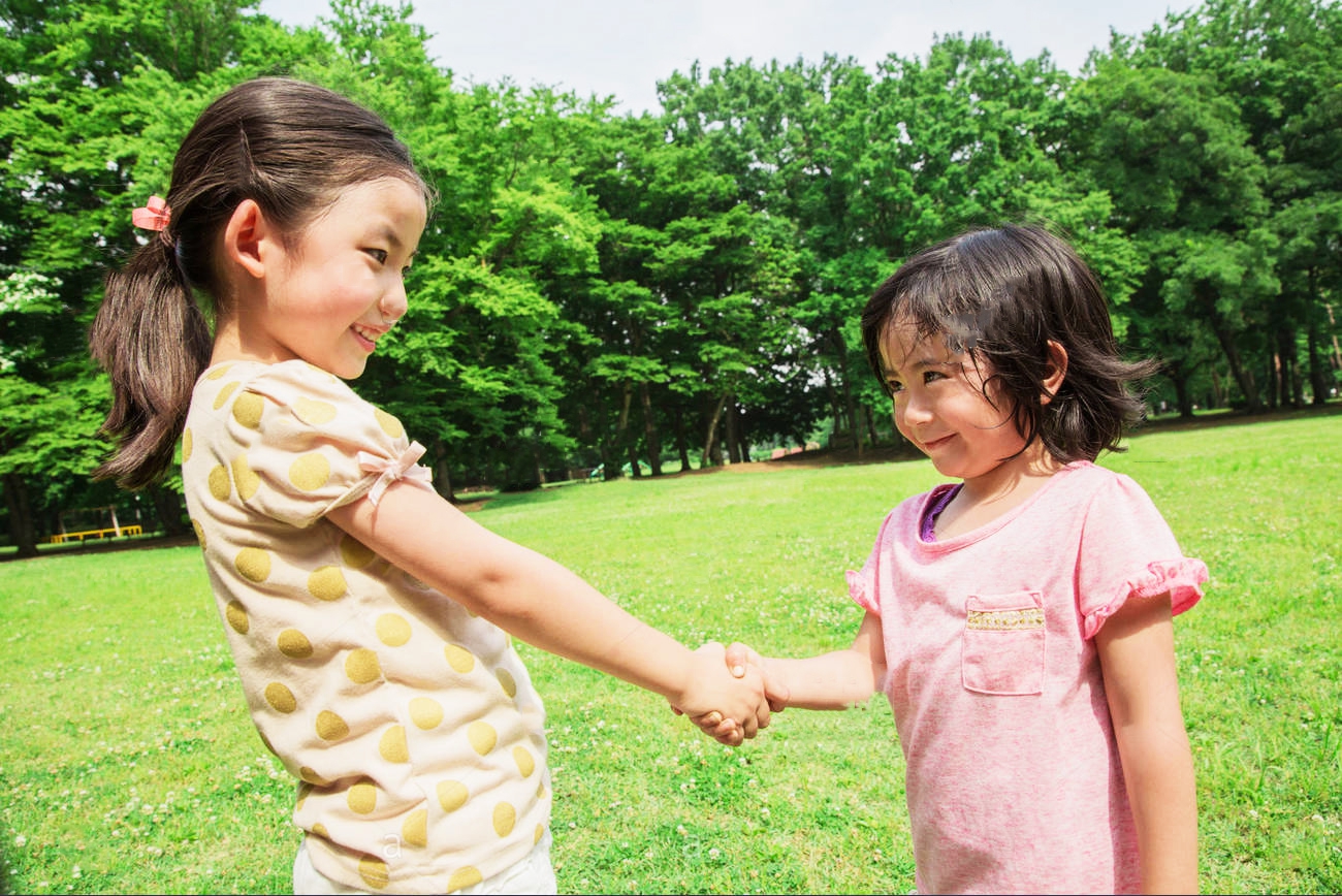 Hình ảnh hai đứa bé gái đáng yêu đang bắt tay nhau