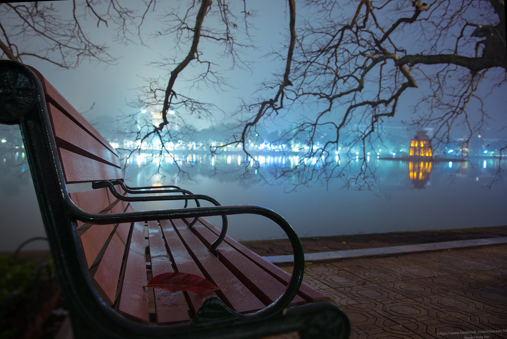 Hình ảnh Hồ Gươm, trên mù nước, băng ghế đỏ