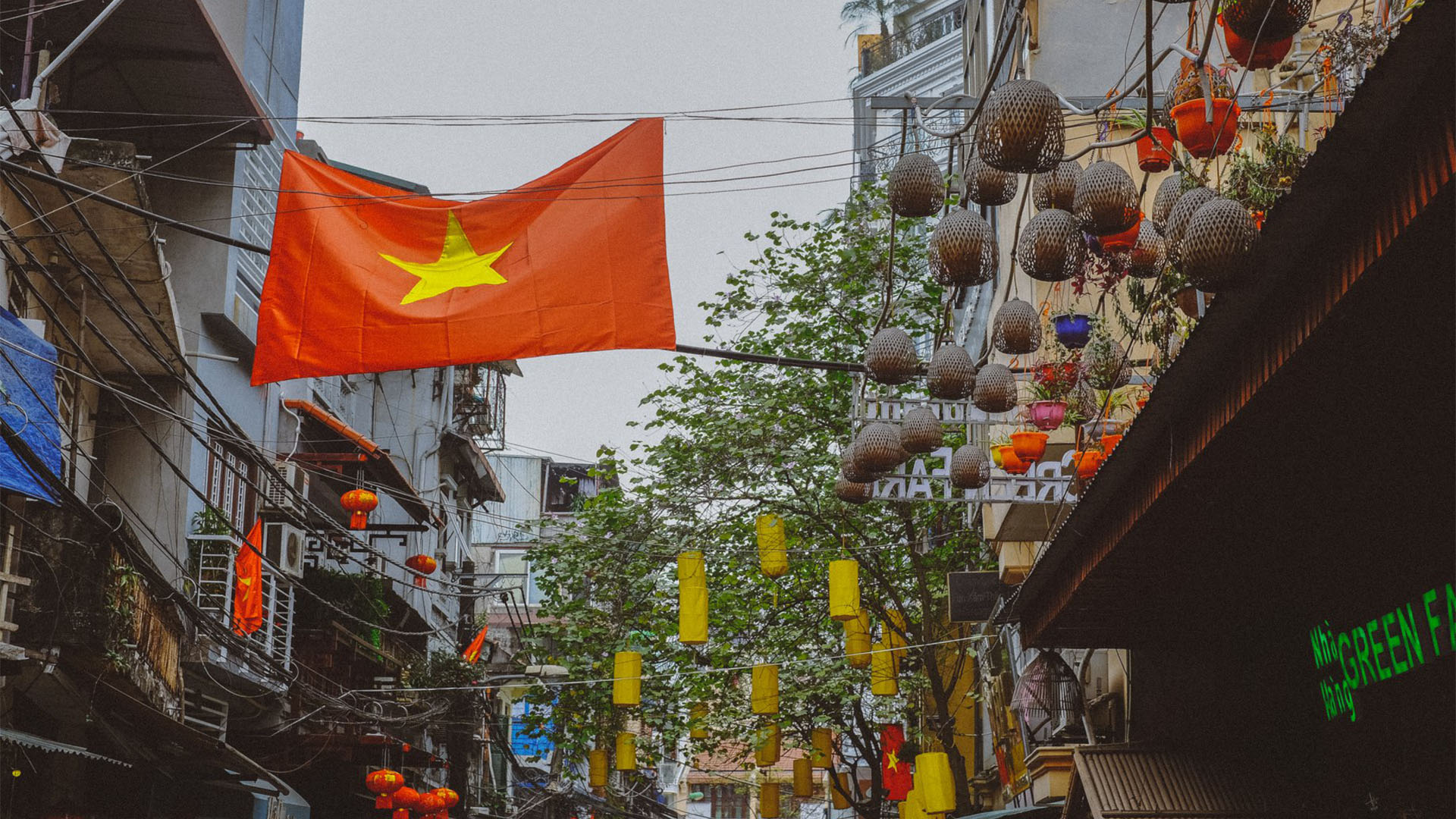 Hà Nội wallpaper with flag