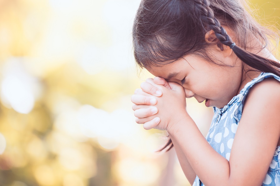Hình ảnh một đứa trẻ đang cầu nguyện