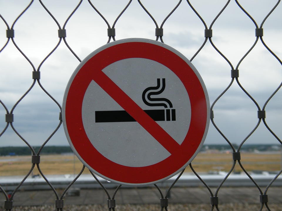 Hình ảnh cấm hút thuốc trong sân bay