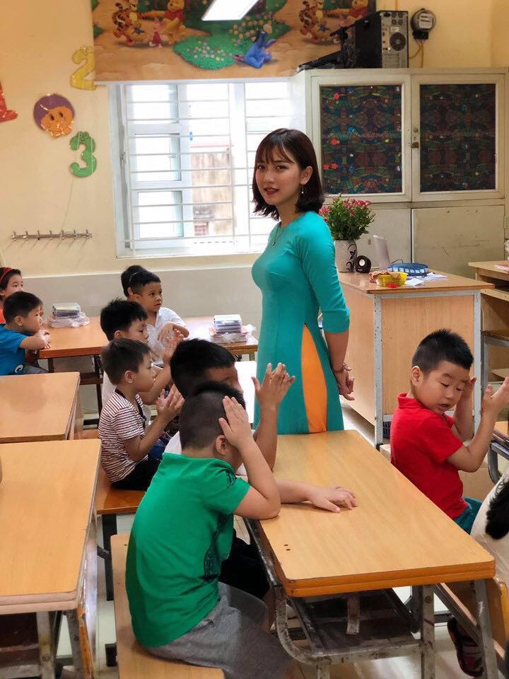 Hình ảnh cô giáo mặc áo dài