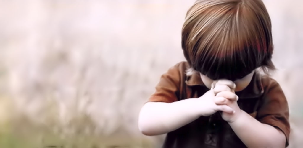 Hình ảnh một đứa trẻ đang cầu nguyện