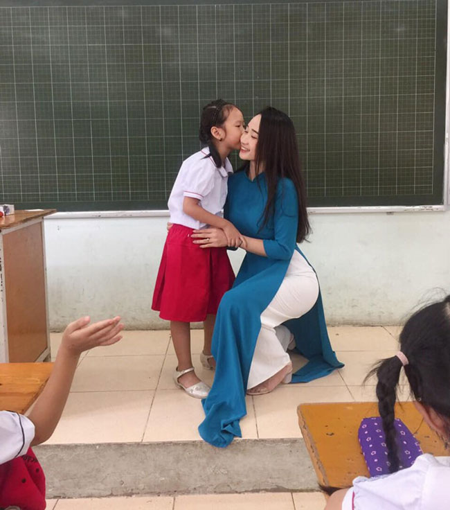 Hình ảnh học sinh ca ngợi cô giáo của mình