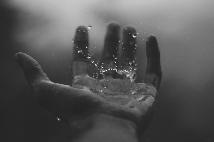 Hình nền giọt nước trên bàn tay