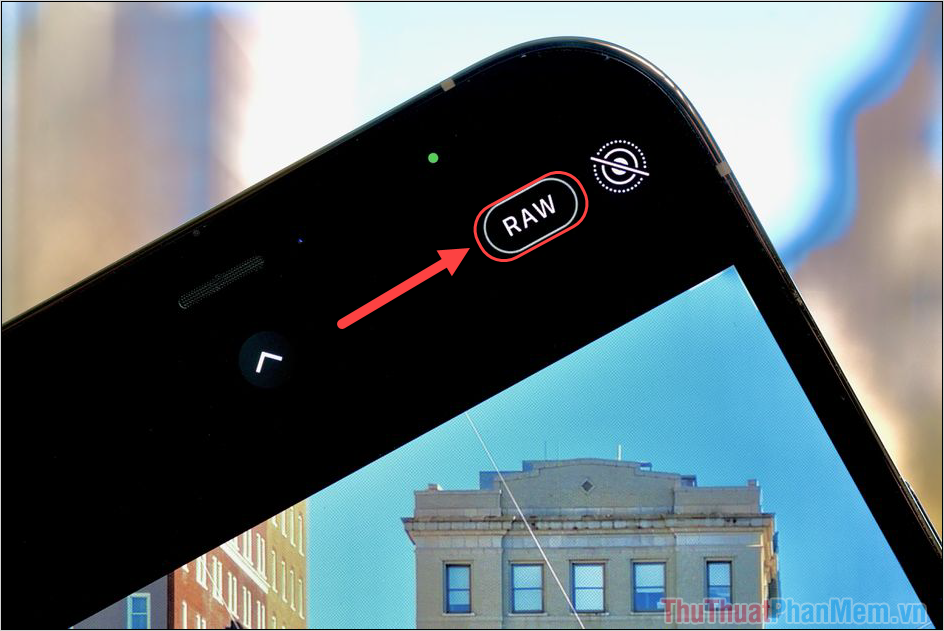 Mở ứng dụng Camera (máy ảnh) trên điện thoại iPhone 12 và biểu tượng RAW sẽ xuất hiện