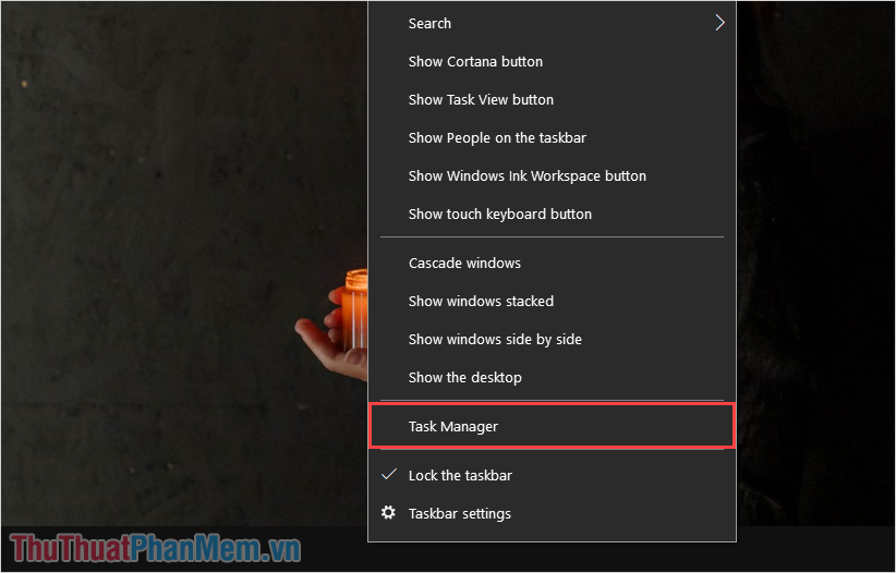Click chuột phải vào thanh Taskbar và chọn Task Manager