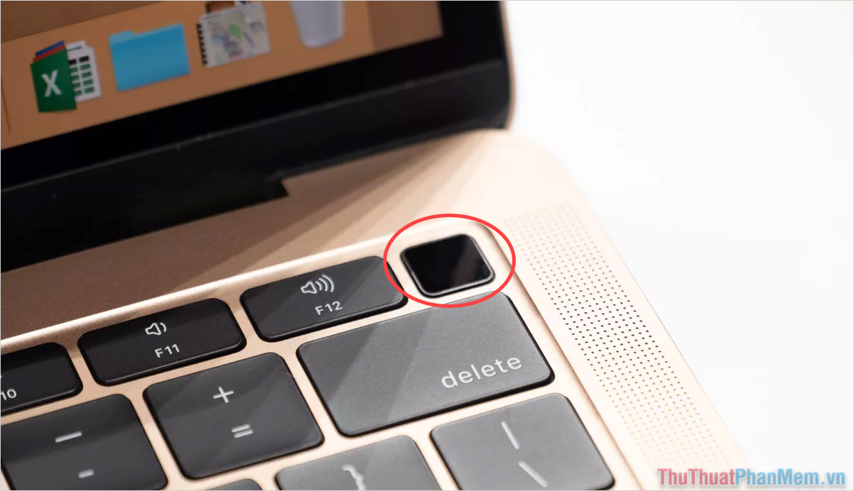 Nhấn giữ nút Nguồn Touch ID để bật lại máy tính Mac