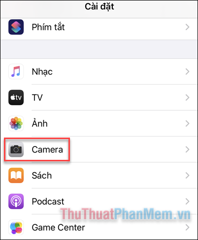 Mở Cài đặt iPhone, cuộn xuống dưới và chọn Camera