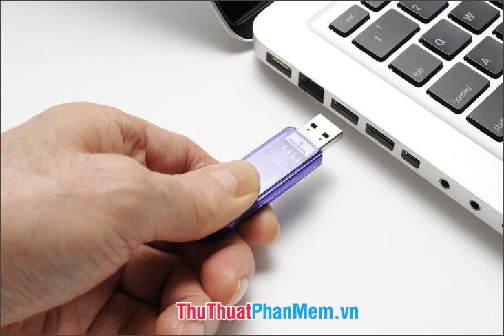 Cắm USB, đầu đọc thẻ với thẻ nhớ, ổ cứng di động vào máy bàn, laptop qua cổng 