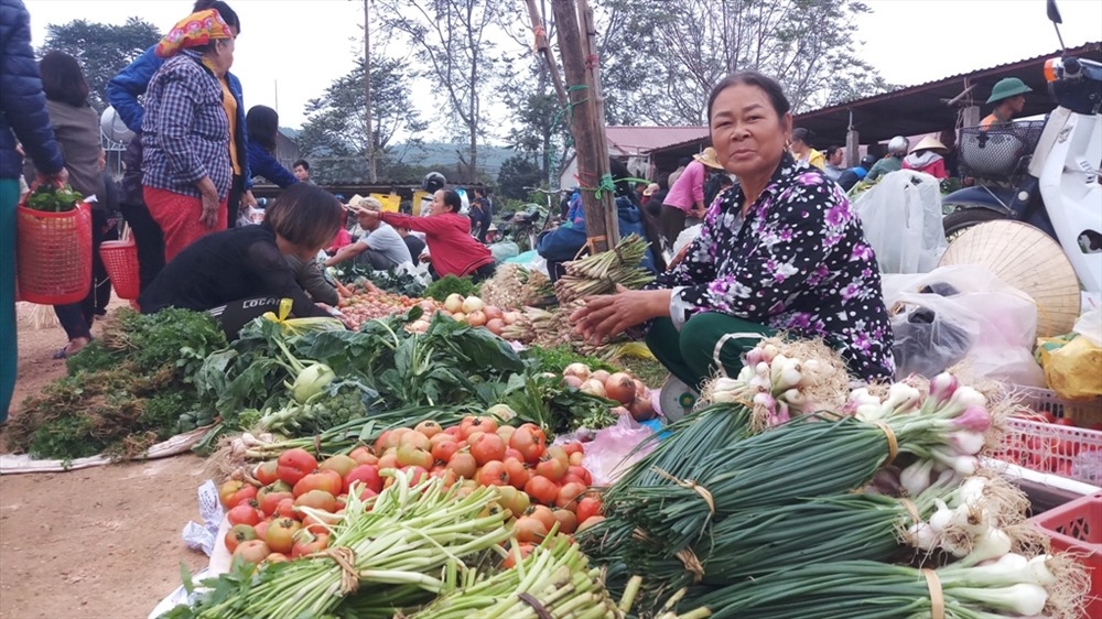 Gần chợ Tết làng quê Việt Nam đẹp nhưng tràn ngập không khí Tết