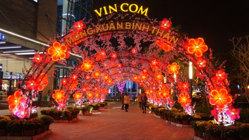 Cổng chào năm mới tại Vincom