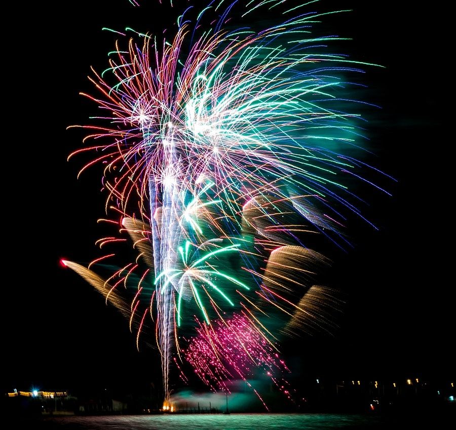 Hình ảnh pháo hoa rực rỡ chào đón năm mới 2021 trên khắp cả nước
