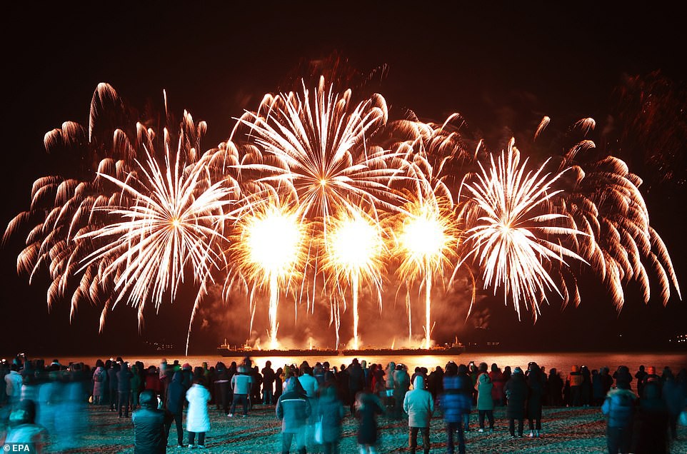 Hình ảnh pháo hoa chào đón năm mới tuyệt đẹp trên khắp thế giới