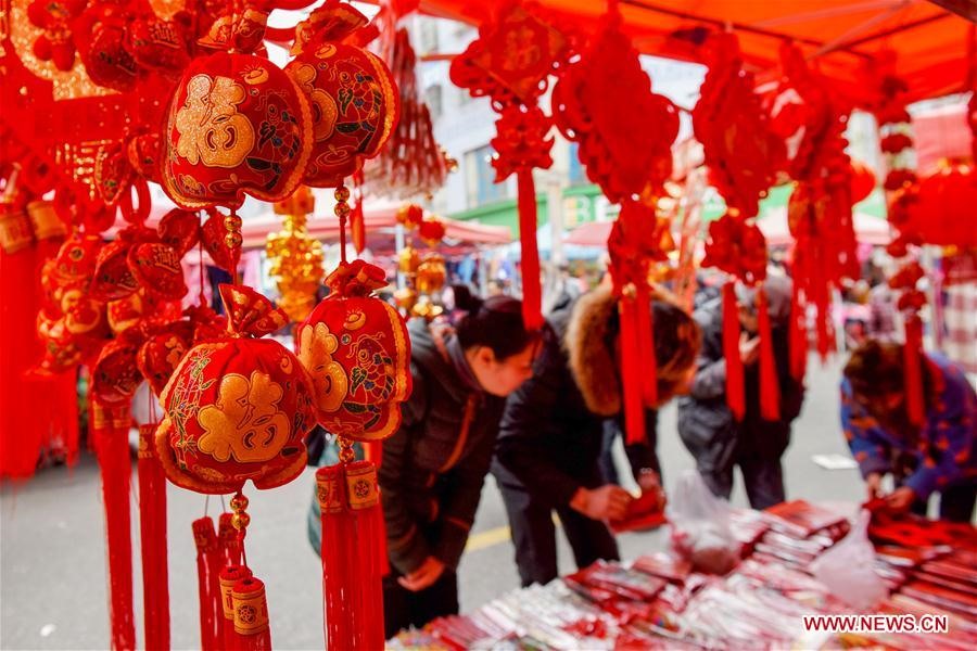 Hình ảnh đường phố Trung Quốc ngập tràn sắc đỏ