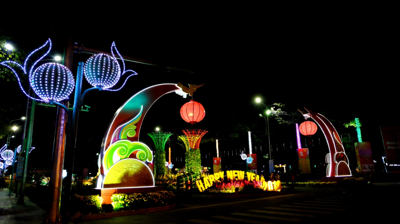 Mô hình cổng chào năm mới lung linh sắc màu vào buổi tối